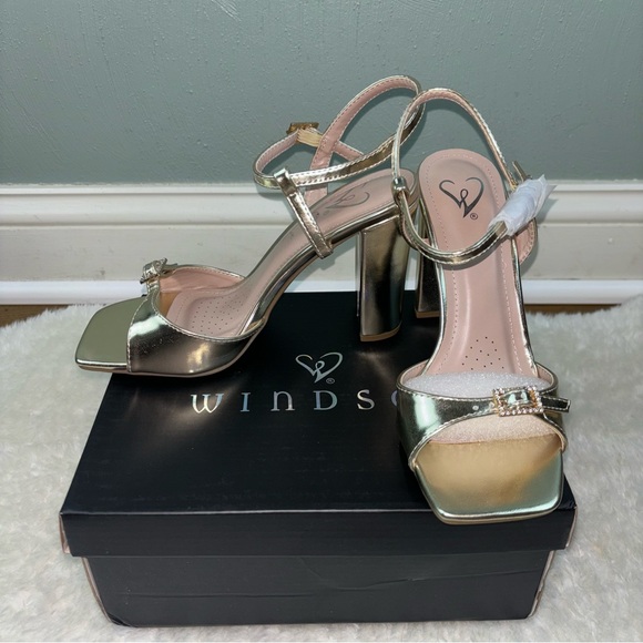 NIB Windsor Celeste Metallic Gold Double Buckle Rhinestone Open Toe Heels Size 6 - Picture 3 of 9